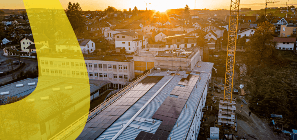 Hero_Projekte_PV_2 PV Anlage auf Schuldach Markt Isen im Sonnenuntergang