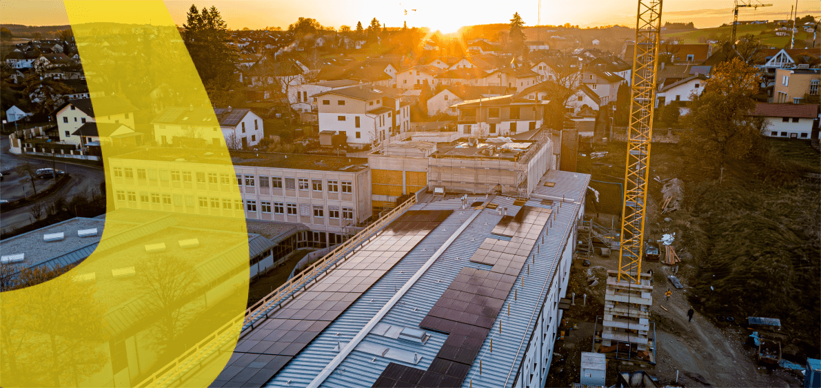 PV Anlage auf Schuldach Markt Isen im Sonnenuntergang